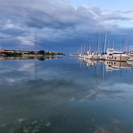 1-Zimmer Appartment In Aprilia Marittima Mit Gemeinschaftspool ภายนอก รูปภาพ