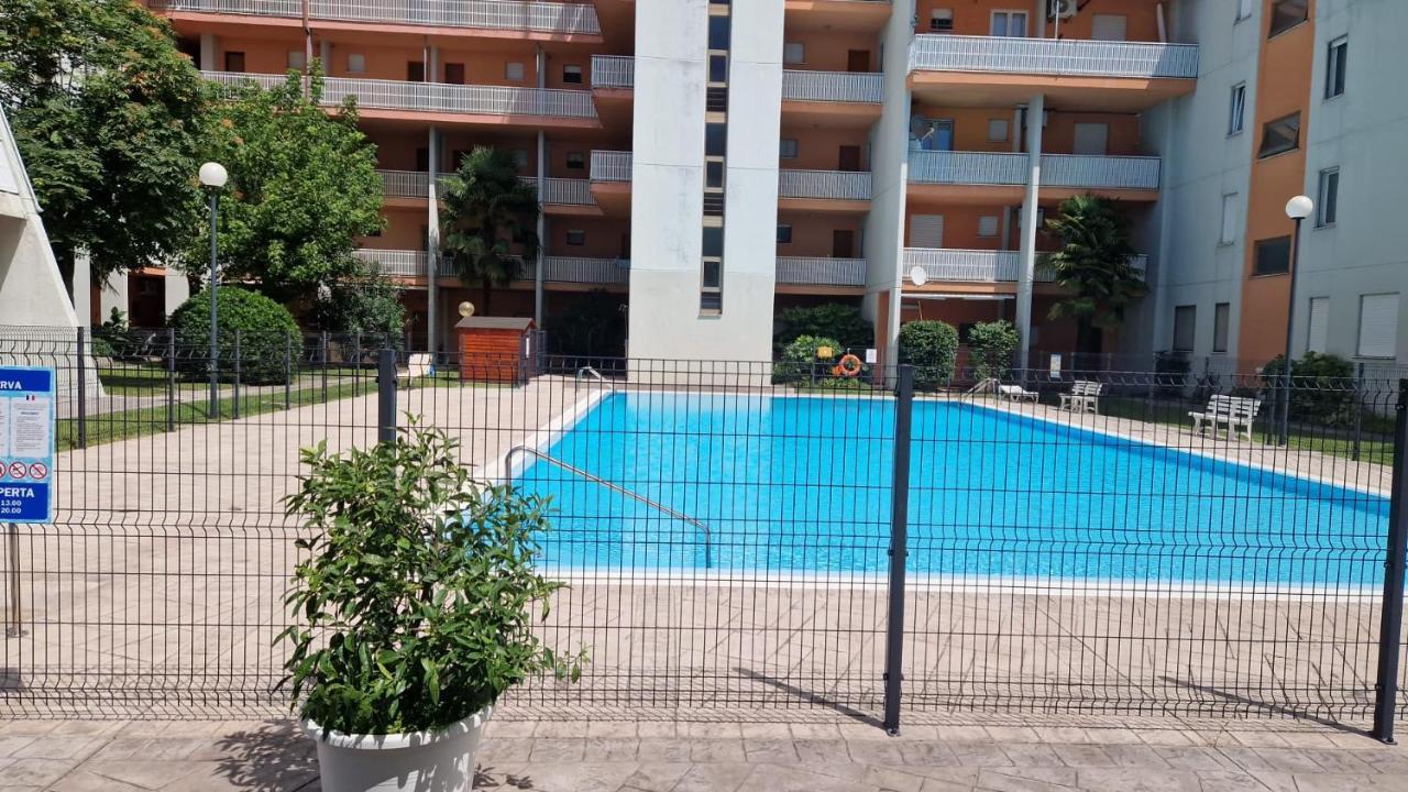1-Zimmer Appartment In Aprilia Marittima Mit Gemeinschaftspool ภายนอก รูปภาพ